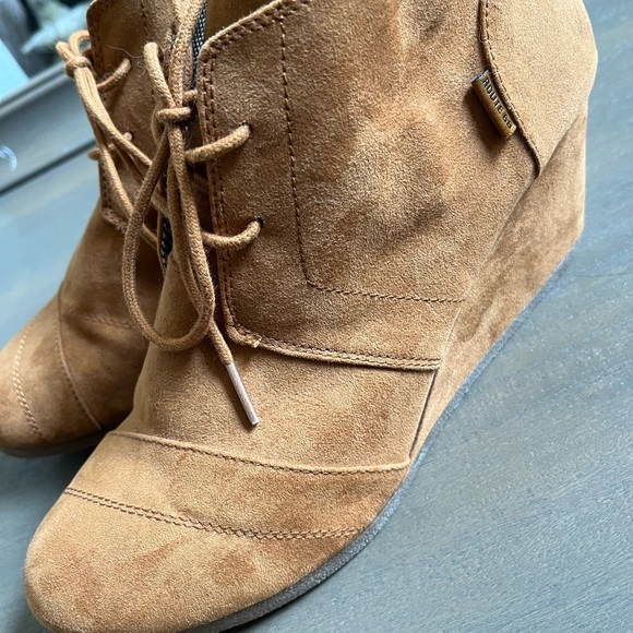 Route 66 Size 11, suede wedge booties - Picture 5 of 7